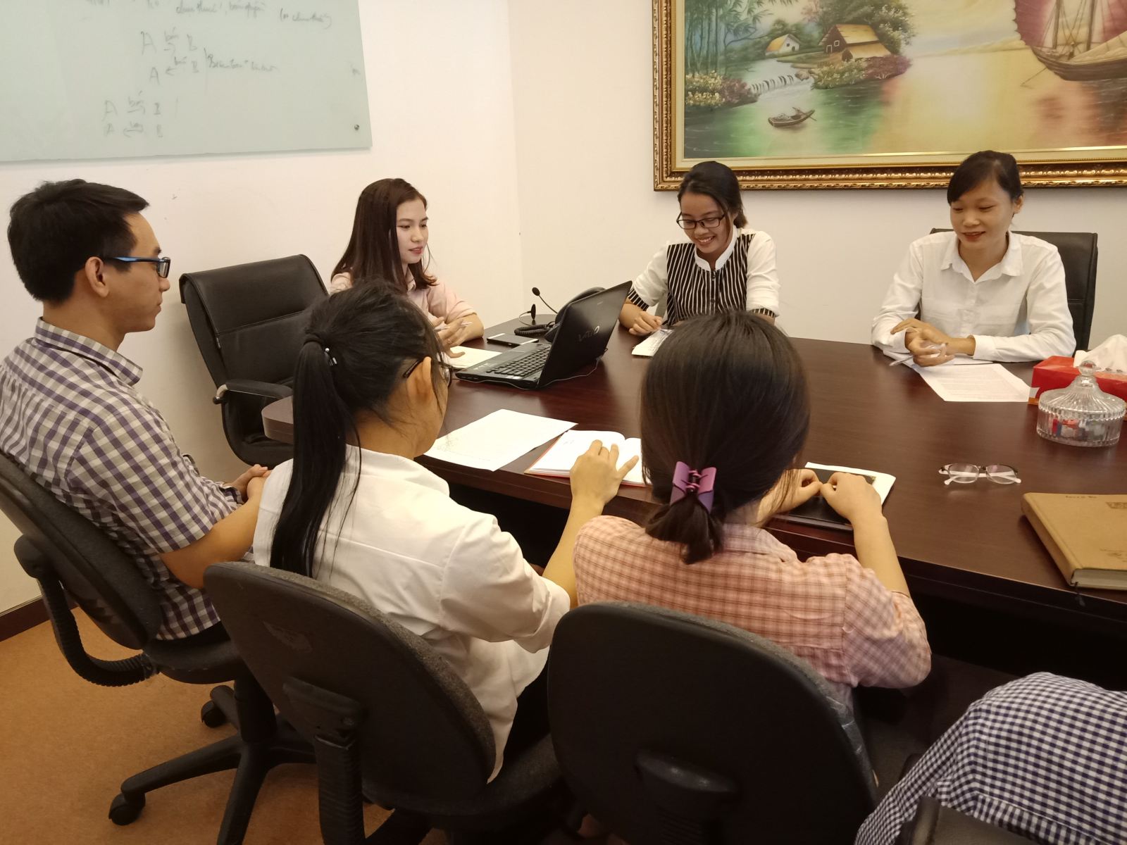 Tập huấn viên Lê Thị Hằng cùng các chuyên viên tham gia buổi học