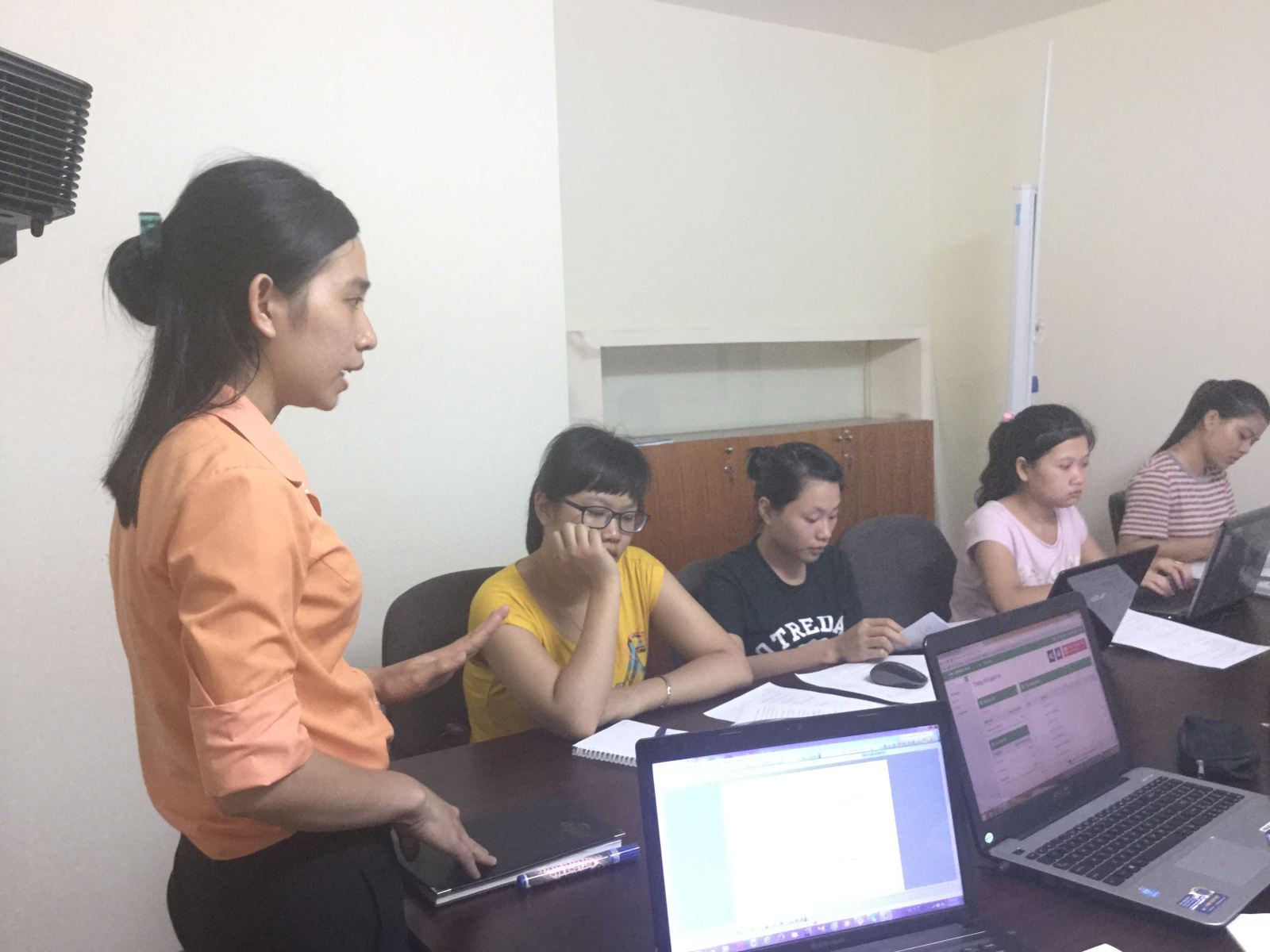 Buổi đào tạo kỹ năng tư vấn pháp lý cho sinh viên tập sự tại Công ty Luật Minh Khuê