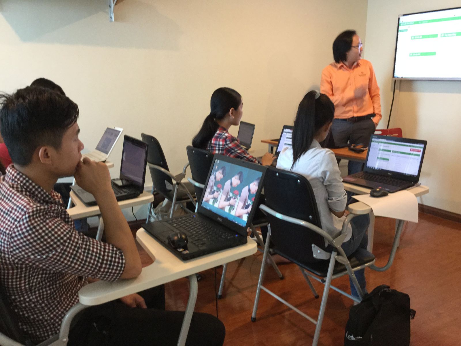 Kiến thức và thực tiễn Luật - Đâu là chìa khóa thành công của sinh viên Luật?