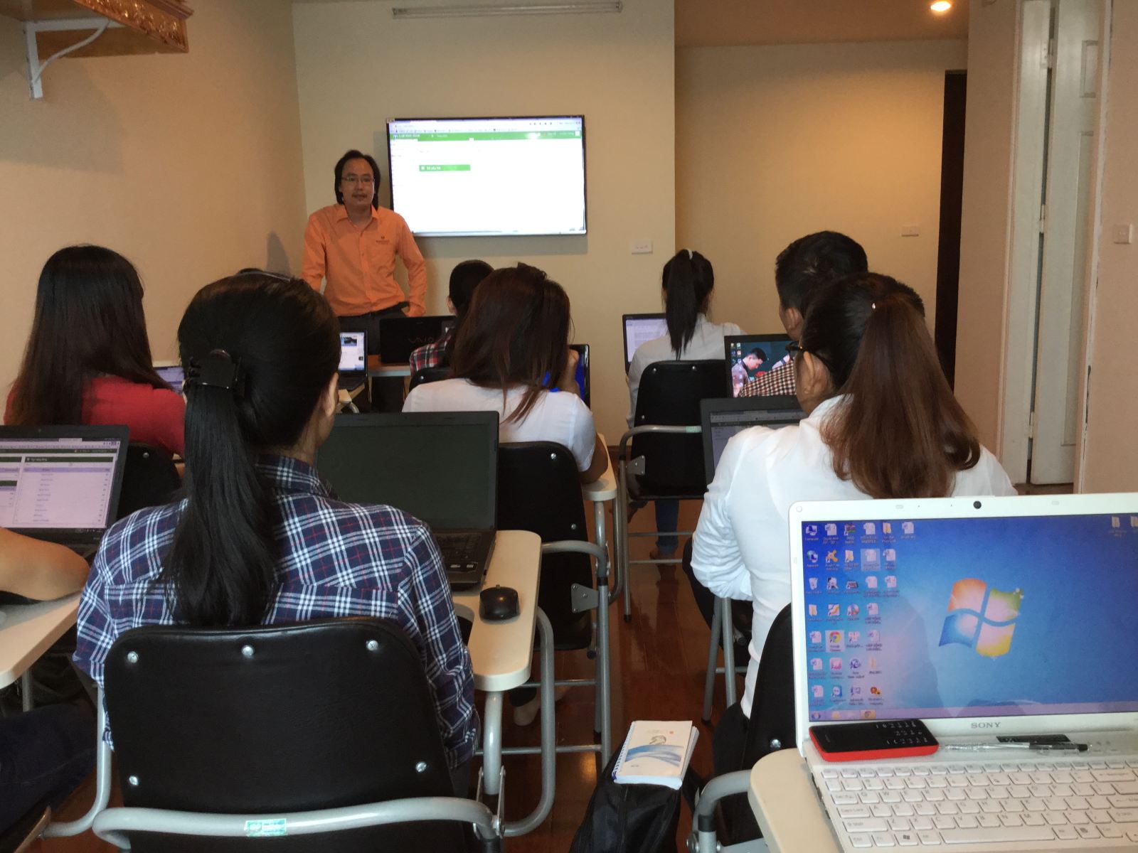 Kiến thức và thực tiễn Luật - Đâu là chìa khóa thành công của sinh viên Luật?