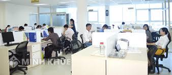 Một người có được đứng tên làm giám đốc hai công ty cổ phần không ?