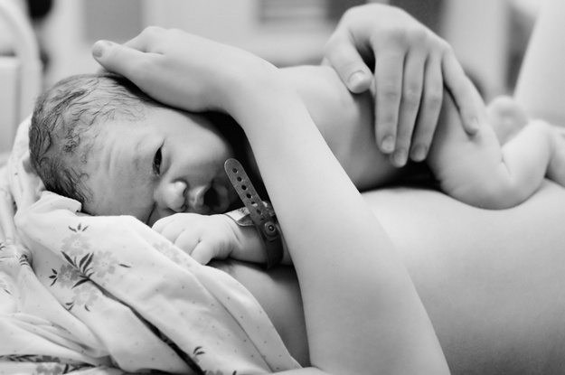 Vì sao trẻ sơ sinh nên được tiếp xúc da kề da với mẹ ngay khi chào đời ?