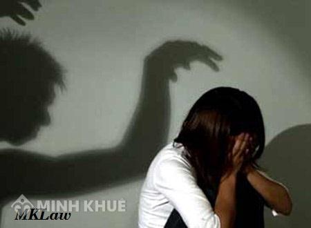 Cưỡng bức quan hệ với người 17 tuổi có phạm tội gì ?