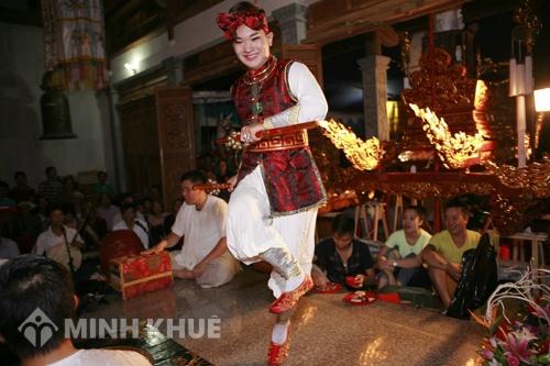 Luật sư tư vấn pháp luật lĩnh vực văn hóa, tín ngưỡng hầu đồng, vàng mã