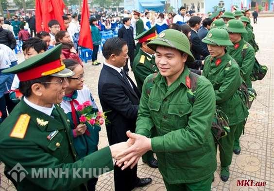 Anh và em đang đi học đại học thì có phải đi nghĩa vụ quân sự ?