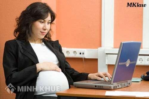 Bị buộc thôi việc có được hưởng chế độ thai sản ?