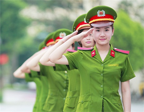 Bố mẹ từng bị xử hưởng án treo thì con có được kết hôn với người trong ngành Công an không?