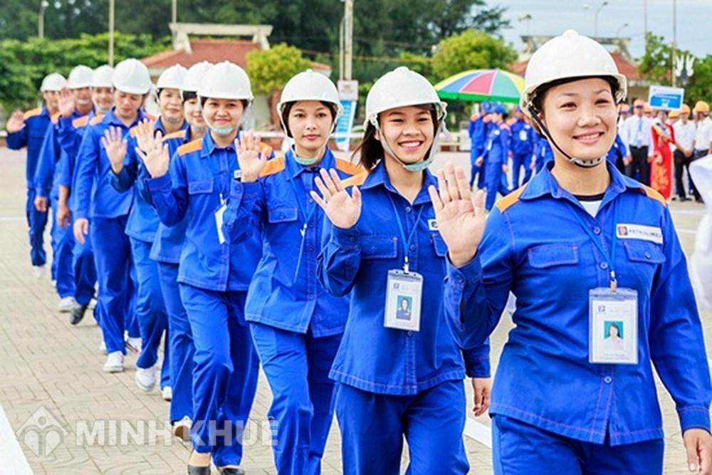 Cho công nhân nghỉ phép năm hàng tháng (Mỗi tháng nghỉ 1 ngày) không lương thì có đúng luật không ?