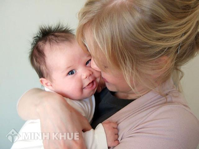Chồng có quyền ly hôn (thúc ép ly hôn) khi vợ đang nuôi con nhỏ và mang thai 7 tháng tuổi không ?