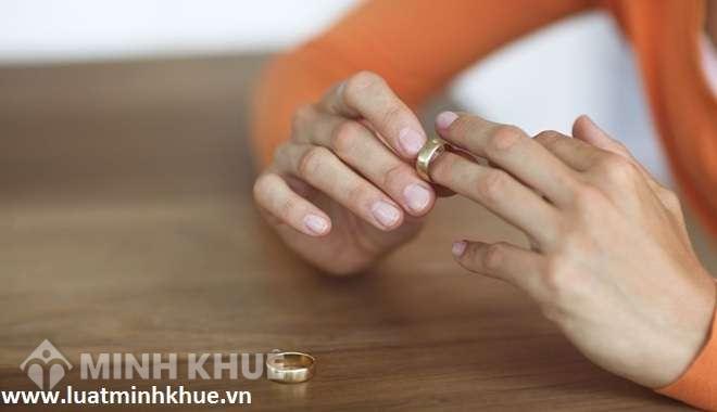Chồng dấu đăng ký kế hôn, hộ khẩu, CMT có ly hôn đơn phương được không ?