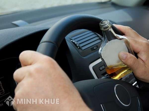 Chủ tịch xã đi xe ô tô con say rượu đâm chết người có phải ngồi tù không ?