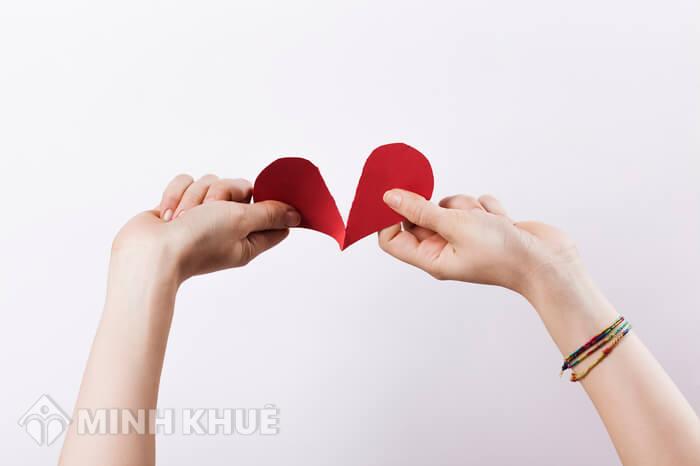 Chuyển hộ khẩu khi ly thân được 2 năm, hỏi mượn hộ khẩu nhưng gia đình chồng không cho thì phải làm sao ?