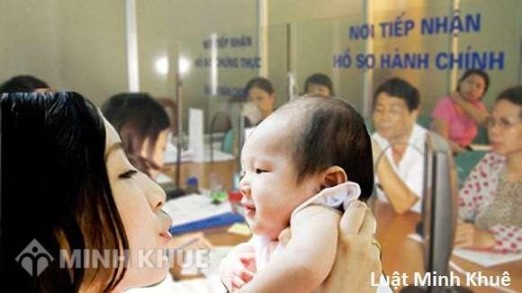 Có thể khai là mẹ đẻ khi nhận con nuôi hay không ?
