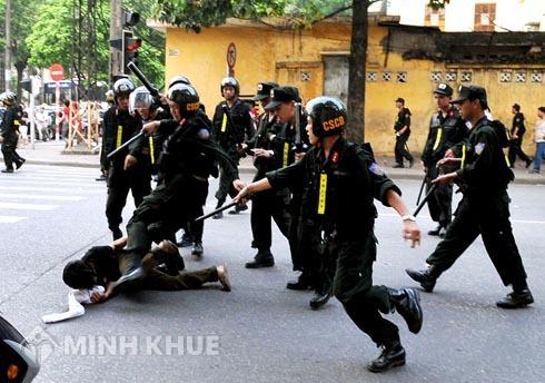 Công an đánh và xúc phạm danh dự người dân thì bị xử lý như thế nào ?