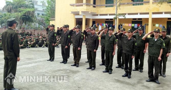 Công an xã có quyền bắt người tham gia giao thông đội mũ bảo hiểm không ?