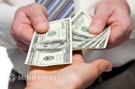Công ty yêu cầu người lao động phải đặt cọc tiền để thực hiện hợp đồng lao động là đúng hay sai?