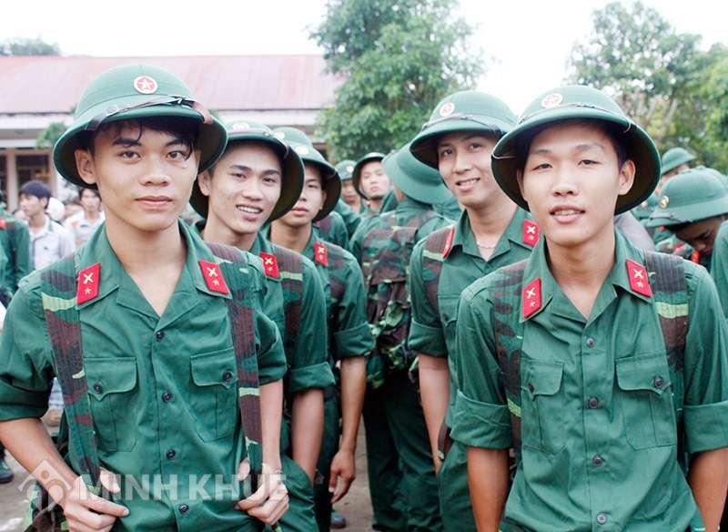 Đang đi làm công nhân tại Công ty than thống nhất có được tạm hoãn nghĩa vụ quân sự không ?