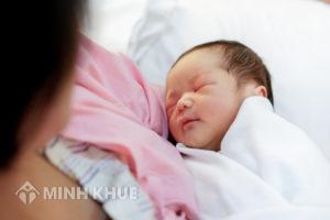 Đăng ký khai sinh cho con sinh ra ở Việt Nam có mẹ đã nhập tịch nước ngoài ?