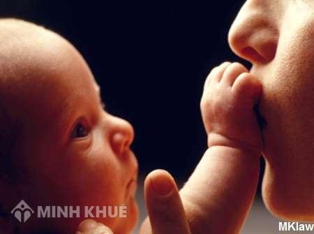 Đăng ký khai sinh cho con theo hộ khẩu của cha hay của mẹ ?