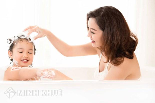 Đang làm trong nhà nước (đã ly hôn) mà sinh con thứ ba thì có bị kỷ luật không ?