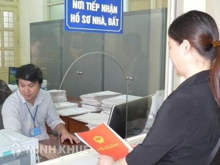 Đất đang tranh chấp có được làm thủ tục cấp đổi giấy chứng nhận quyền sử đất không ?