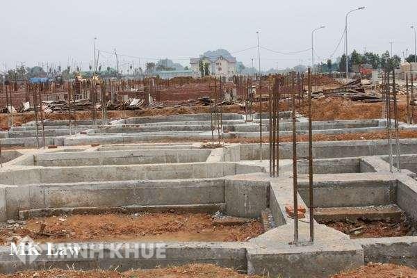 Giải quyết trường hợp diện tích đất thực tế lớn hơn diện tích đất trong sổ đỏ ?