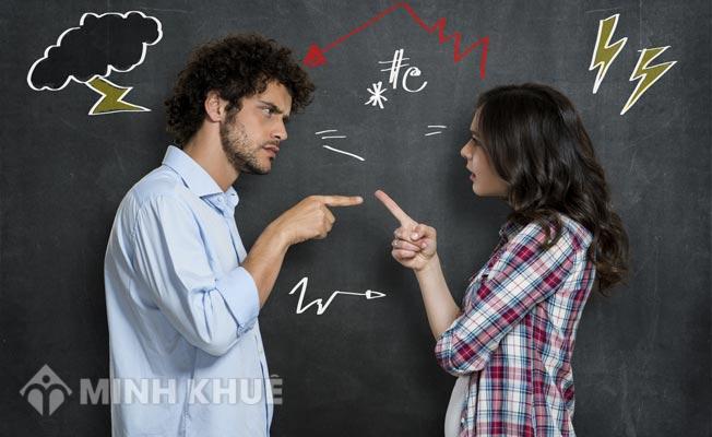 Giáo viên là Đảng viên sinh con thứ ba có bị xử phạt không ?
