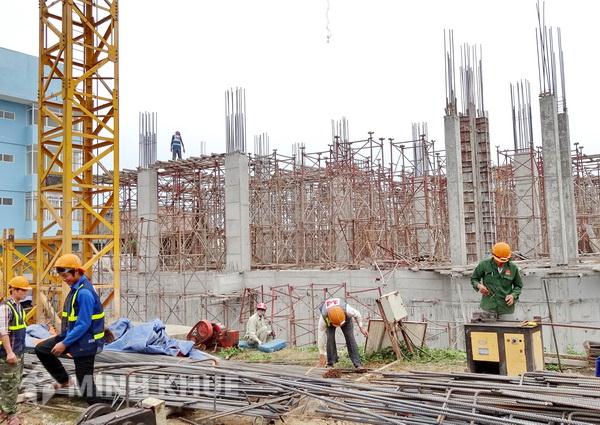 Có cần ủy quyền cho người đi làm hồ sơ xin cấp giấy phép xây dựng nhà ở ?