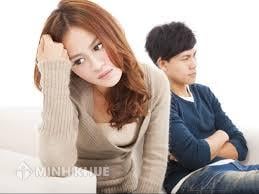 Hai vợ chồng đã tổ chức lễ cưới (không đăng ký kết hôn) thì đăng ký khai sinh cho con như thế nào ? Quyền nuôi con thuộc về ai theo luật ?