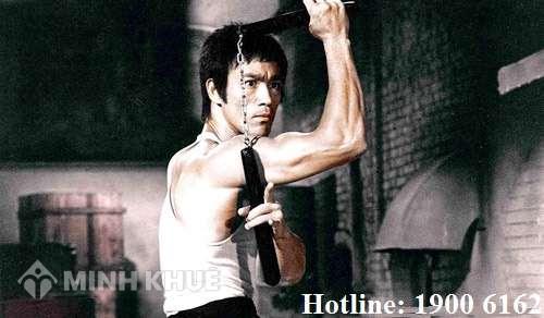 Hỏi về việc mang theo vũ khí thô sơ để tự vệ ?