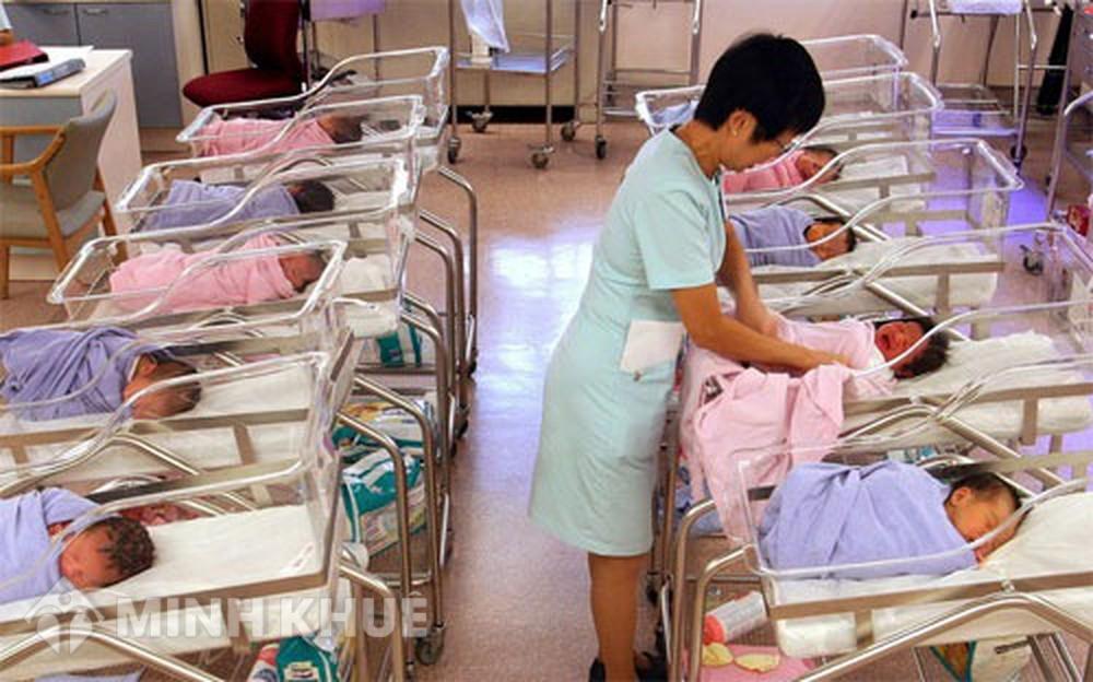 Luật sinh con thứ 3 trong năm 2018 khi chồng và công an thì có bị kỷ luật không ?  