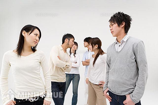 Chồng ngoại tình và muốn ly hôn thì tài sản giải quyết như thế nào ?