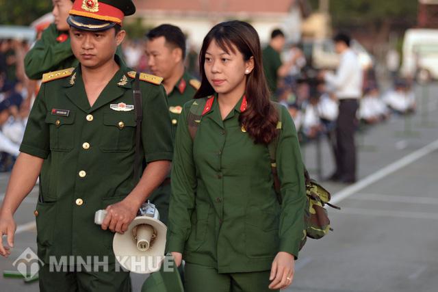 Mới 17 tuổi còn đang đi học có phải đi đăng ký nghĩa vụ quân sự không ?