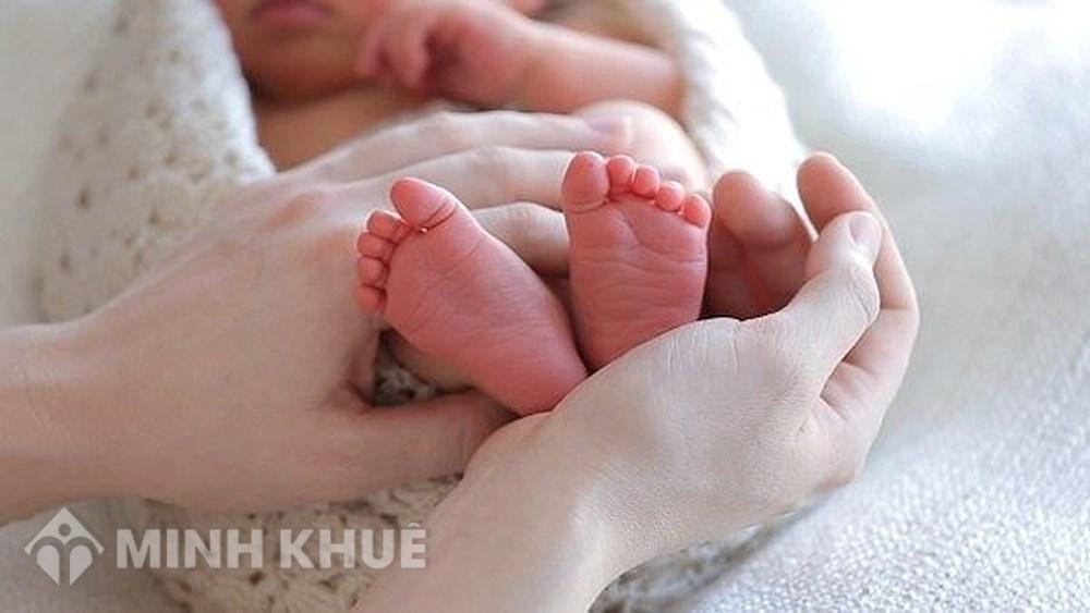 Mới sinh con được 02 tháng tuổi nếu ly hôn ai sẽ là người được chăm sóc con? 