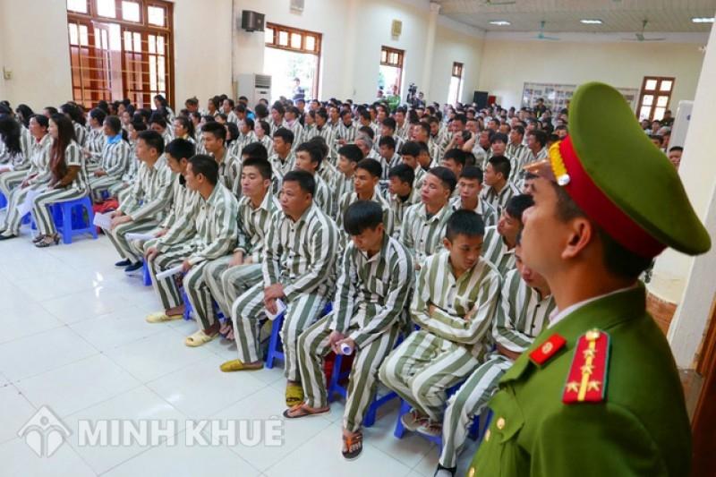 Người đang chấp hành án phạt tù có được góp vốn vào doanh nghiệp không ?
