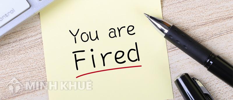Người lao động phải làm gì khi công ty quyết định sa thải và giữ lại lương và tiền đặt cọc?