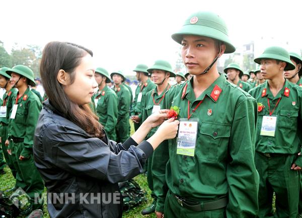 Nhà có mỗi 2 mẹ con có phải đi nghĩa vụ quân sự không ?