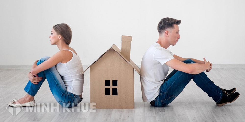 Phải làm sao khi đã ly hôn nhưng bố vẫn thường xuyên đe dọa cuộc sống của mẹ ?