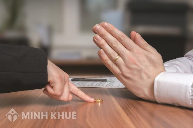 Phải làm sao khi người thân gia đình chồng hành hung, cấm tòa án không được giải quyết ly hôn ?  