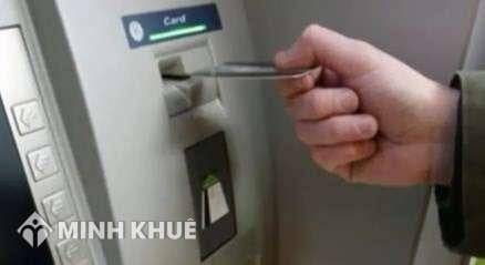 Rút tiền thẻ atm của người vay tiền khi không chịu trả số tiền đã mượn trước đó có phạm tội không? 