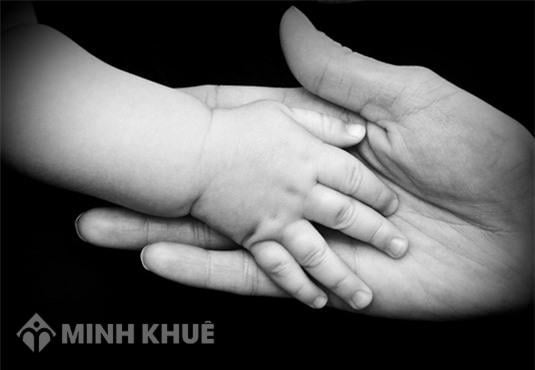 Sau khi ly hôn vợ cũ thường đón con về nhà nhiều lần vậy cần làm gì để hạn chế quyền thăm nom của mẹ cháu?