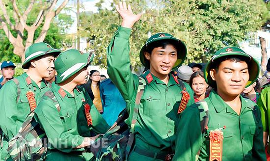 Tạm hoãn nghĩa vụ quân sự khi hiện đang theo học tại trường đại học, cao đẳng