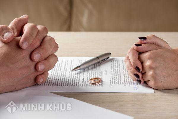Thủ tục ly hôn khi gia đình nhà chồng gây áp lực.