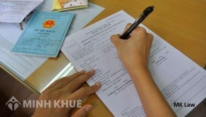 Thủ tục nhận con khi người mẹ giữ giấy khai sinh ?