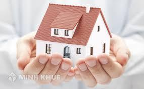 Người định cư ở nước ngoài nhưng vẫn mang quốc tịch VN có được đứng tên hưởng thừa kế QSDĐ không?