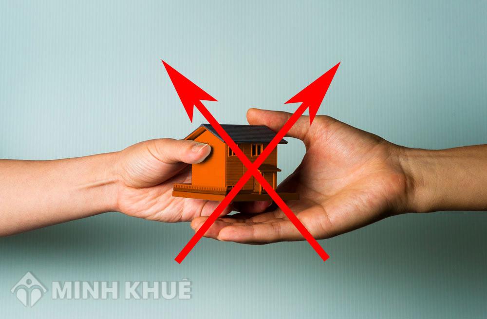 Tôi có nên mua mảnh đất mà chủ sở hữu đang thế chấp tại ngân hàng?