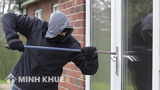 Tội xâm phạm chỗ ở của người khác được quy định trong Bộ luật Hình sự 2015 như thế nào? Gây thương tích cho người có hành vi cố ý xâm phạm chỗ ở của mình như thế nào thì đúng pháp luật ?