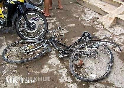 Tai nạn giao thông giữa xe máy và xe đạp ?