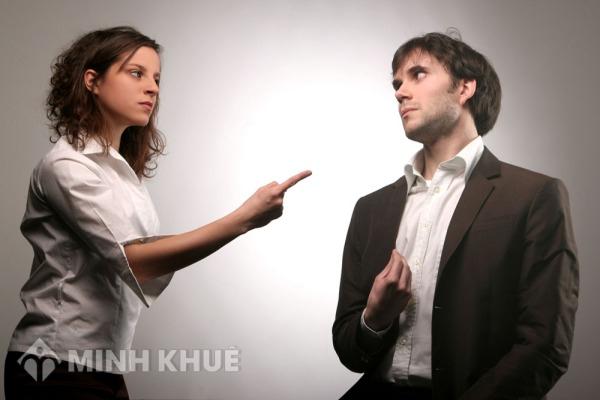 Tư vấn xử lý hành vi đe dọa hành hung, cố ý gây thương tích cho đồng nghiệp ?