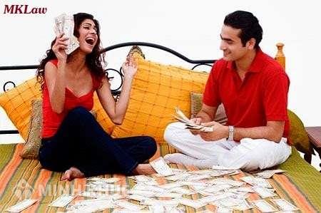 Vợ chồng ly hôn thì ai trả khoản nợ đã vay ?